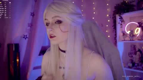 Snapshot of vronnier chatting on 09.21.25 vronnier online show from 09.21.25