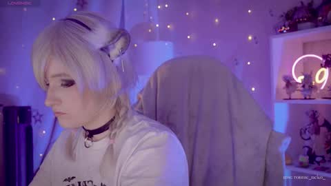 Snapshot of vronnier chatting on 10.19.25 vronnier online show from 10.19.25