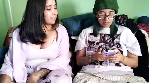 Snapshot of waningrosee chatting on 01.20.25 Waningrose  Lu online show from 01.20.25