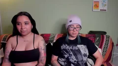 Snapshot of waningrosee chatting on 02.16.25 Waningrose  Lu online show from 02.16.25