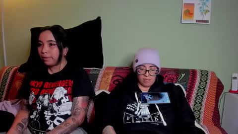 Snapshot of waningrosee chatting on 02.19.25 Waningrose  Lu online show from 02.19.25