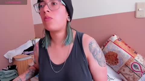 Snapshot of waningrosee chatting on 10.20.25 Waningrose  Lu online show from 10.20.25