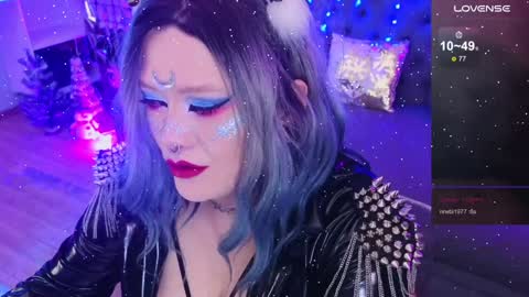 Snapshot of wickedxqueen chatting on 01.01.25 Laura  online show from 01.01.25
