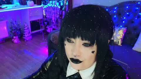 Snapshot of wickedxqueen chatting on 01.01.25 Laura  online show from 01.01.25