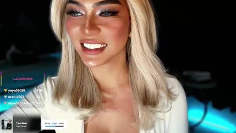Snapshot of womanofyourdesire_ts chatting on 10.05.25 Julia online show from 10.05.25