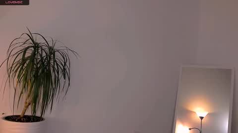 Snapshot of worldsbaby chatting on 10.19.25 worldsbaby online show from 10.19.25