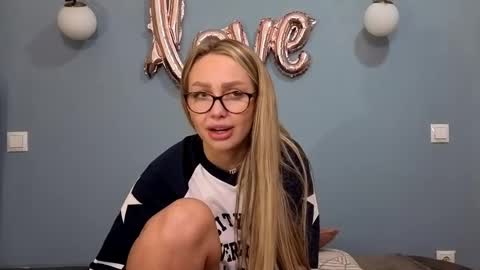 Snapshot of xsexycouples chatting on 03.01.25 AnnaMaee online show from 03.01.25