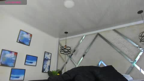 Snapshot of yiyo10_ chatting on 02.14.25 Yiyo online show from 02.14.25