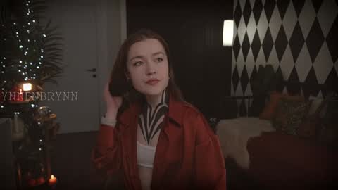 Snapshot of ynnenbrynn chatting on 12.19.24 ynnenbrynn online show from 12.19.24