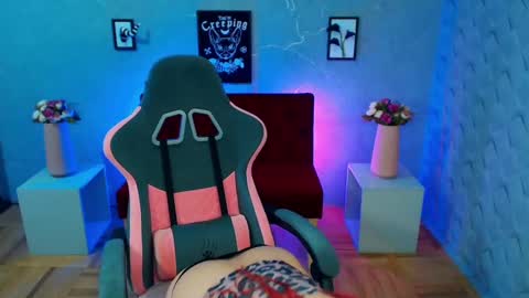 Snapshot of yolandyfoun chatting on 01.22.25 Yolandi-Foun online show from 01.22.25