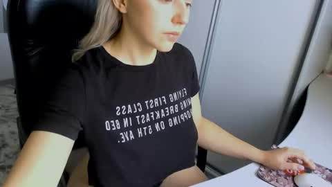 Snapshot of your_godesses chatting on 11.17.25 Cora online show from 11.17.25