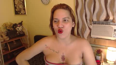 Snapshot of yoursweetangelxxx chatting on 10.11.25 YourDreamgirl  online show from 10.11.25