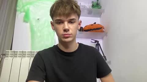 Snapshot of yoursweetyguy chatting on 10.28.25 yoursweetyguy online show from 10.28.25