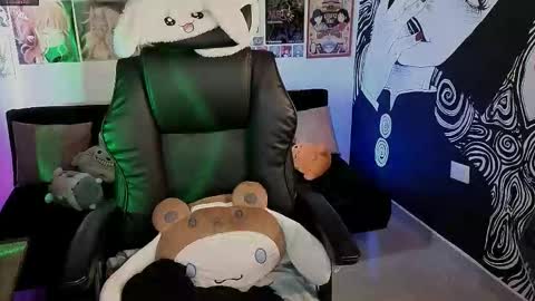 Snapshot of yuhwa chatting on 09.12.25    rawr   Anne Independent model      online show from 09.12.25