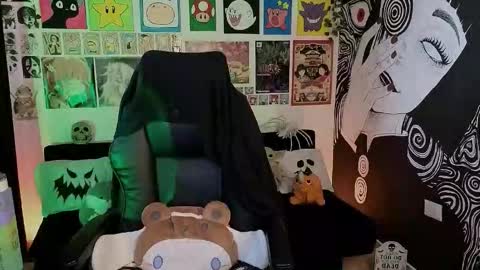 Snapshot of yuhwa chatting on 10.17.25    rawr   Anne Independent model      online show from 10.17.25