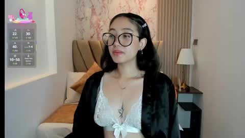 Snapshot of yuna__min chatting on 09.29.25 Yuna  online show from 09.29.25