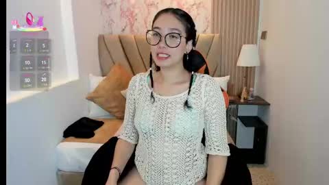 Snapshot of yuna__min chatting on 10.04.25 Yuna  online show from 10.04.25