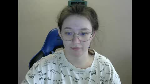 Snapshot of zara_golden chatting on 02.10.25 chaturcum online show from 02.10.25