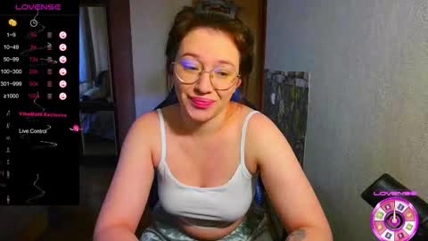 Snapshot of zara_golden chatting on 10.13.25 chaturcum online show from 10.13.25