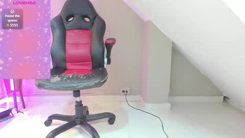 Snapshot of zary_saenz chatting on 11.13.25 Zary online show from 11.13.25