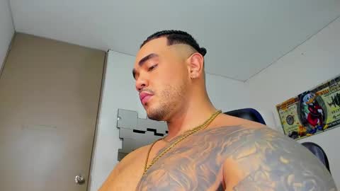 Snapshot of zeus_strong93 chatting on 02.12.25 zeus strong online show from 02.12.25