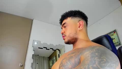 Snapshot of zeus_strong93 chatting on 03.06.25 zeus strong online show from 03.06.25