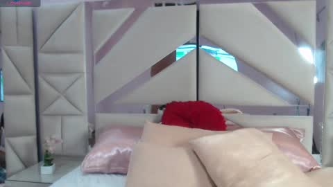 Snapshot of zoe_kravitx chatting on 01.08.25 CAMILA online show from 01.08.25