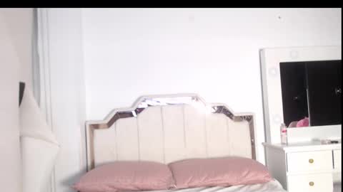 Snapshot of zoe_kravitx chatting on 09.11.25 CAMILA online show from 09.11.25