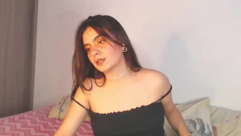 Snapshot of zoee_t chatting on 10.11.25 Zoee online show from 10.11.25