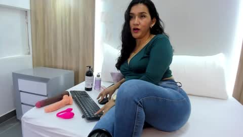 zoee_zi online show from 09.24.25