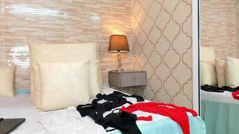 Snapshot of zoeesmitth chatting on 12.28.24 ZoeeSmitth online show from 12.28.24