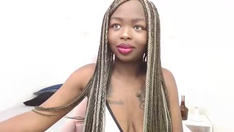 Snapshot of zooee_p chatting on 12.31.24 Zooe online show from 12.31.24