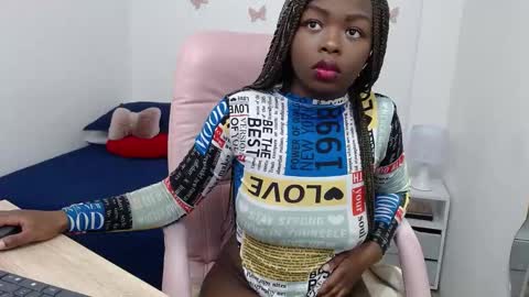 Snapshot of zooee_p chatting on 01.04.25 Zooe online show from 01.04.25