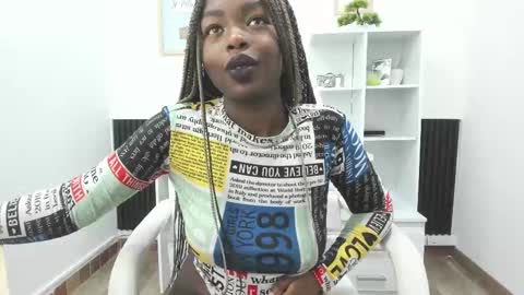 Snapshot of zooee_p chatting on 01.08.25 Zooe online show from 01.08.25