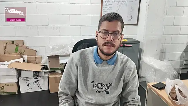 Snapshot of AndyHepburn chatting on 10.10.25 AndyHepburn online show from 10.10.25