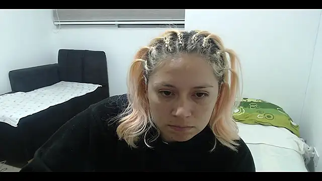 Snapshot of MommyMiaWs chatting on 01.25.25 MommyMiaWs online show from 01.25.25