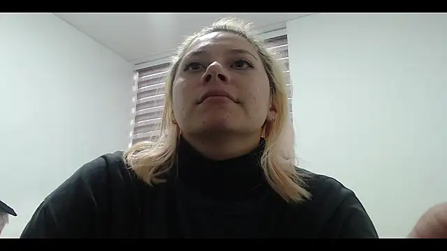 Snapshot of MommyMiaWs chatting on 01.25.25 MommyMiaWs online show from 01.25.25
