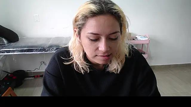 Snapshot of MommyMiaWs chatting on 03.04.25 MommyMiaWs online show from 03.04.25
