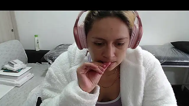Snapshot of MommyMiaWs chatting on 03.18.25 MommyMiaWs online show from 03.18.25