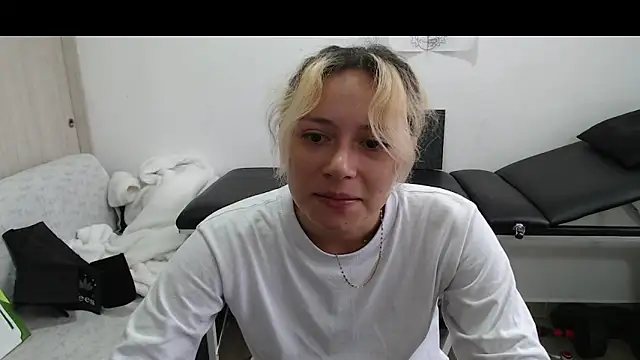 Snapshot of MommyMiaWs chatting on 03.22.25 MommyMiaWs online show from 03.22.25