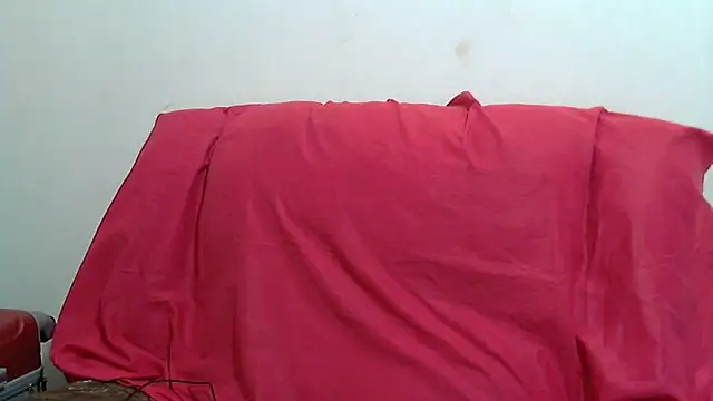 Snapshot of sluttylaura21 chatting on 02.26.25 sluttylaura21 online show from 02.26.25