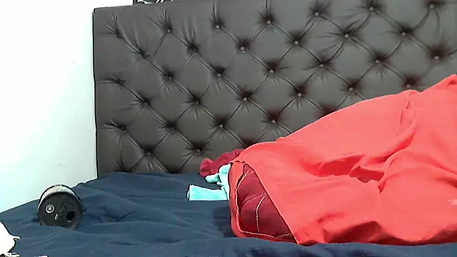 Snapshot of sluttylaura21 chatting on 03.09.25 sluttylaura21 online show from 03.09.25