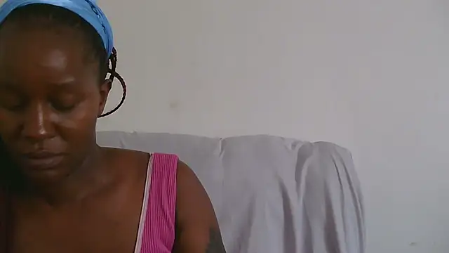 Snapshot of sluttylaura21 chatting on 03.11.25 sluttylaura21 online show from 03.11.25
