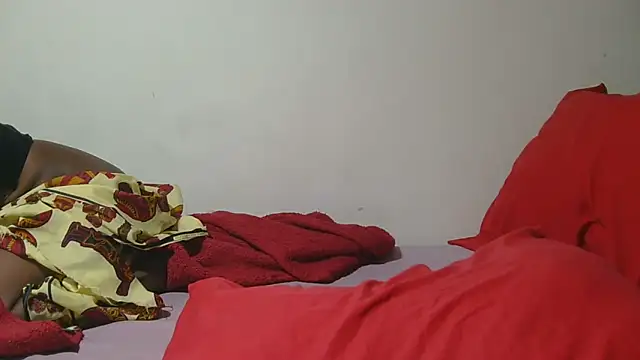 Snapshot of sluttylaura21 chatting on 09.17.25 sluttylaura21 online show from 09.17.25