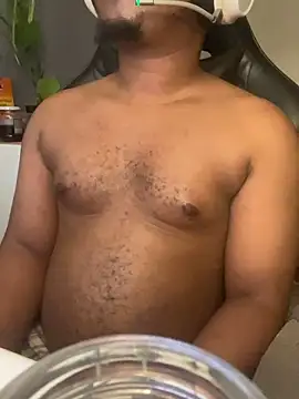 Snapshot of YesTheSexiest chatting on 09.21.25 YesTheSexiest online show from 09.21.25