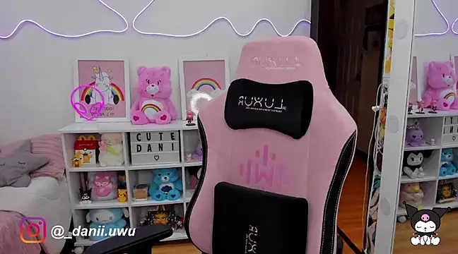 Snapshot of CuteDani_ chatting on 03.03.25 CuteDani online show from 03.03.25