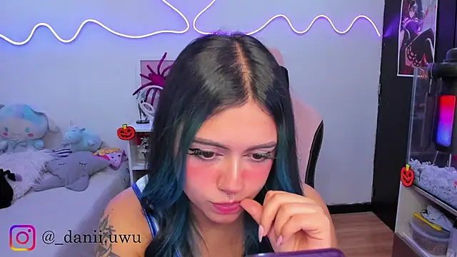 Snapshot of CuteDani_ chatting on 10.10.25 CuteDani online show from 10.10.25