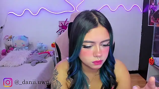 Snapshot of CuteDani_ chatting on 10.11.25 CuteDani online show from 10.11.25