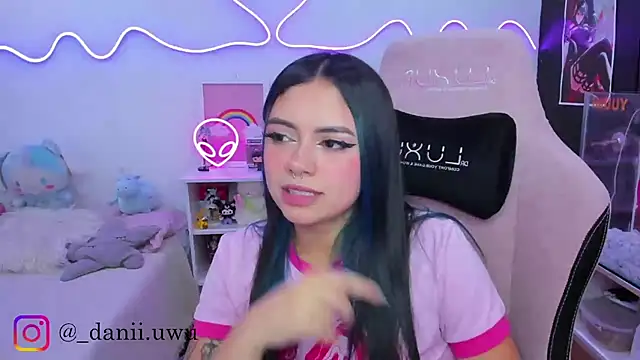 Snapshot of CuteDani_ chatting on 11.10.25 CuteDani online show from 11.10.25