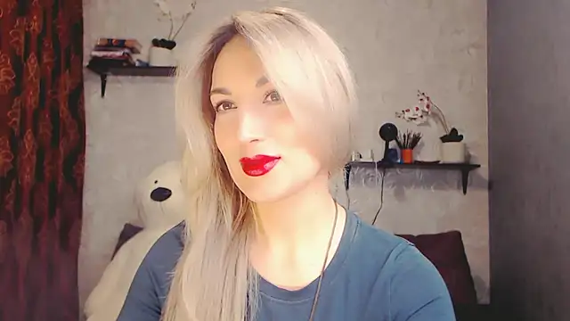 Snapshot of MillaXQueen chatting on 02.10.25 MillaXQueen online show from 02.10.25